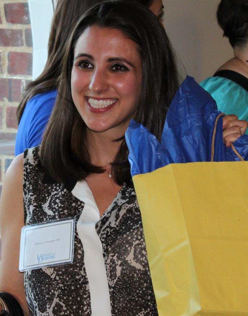 Alum Dana Arschin holds a gift bag at the 40th anniversary alumni reception hosted by the UD Department of Communication