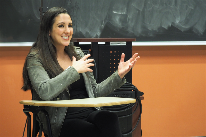Blue Hen Dana Arschin (AS09) returned to UD on Dec. 5 to meet with communication students.